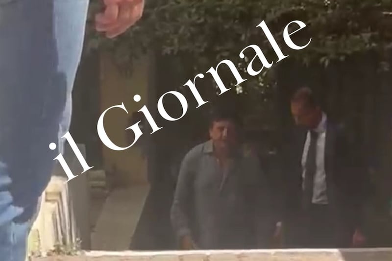ESCLUSIVO - Il video dell'arresto di Lavitola: l'imprenditore viene portato via dalla sua casa
