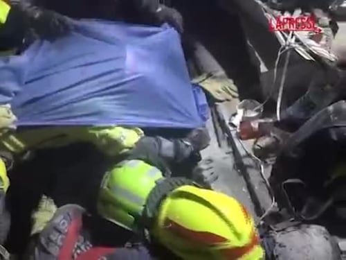 Donna estratta viva dopo 36 ore: il momento del salvataggio - VIDEO