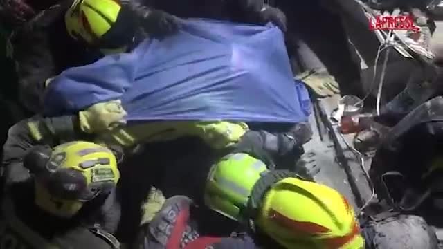 Donna estratta viva dopo 36 ore: il momento del salvataggio - VIDEO