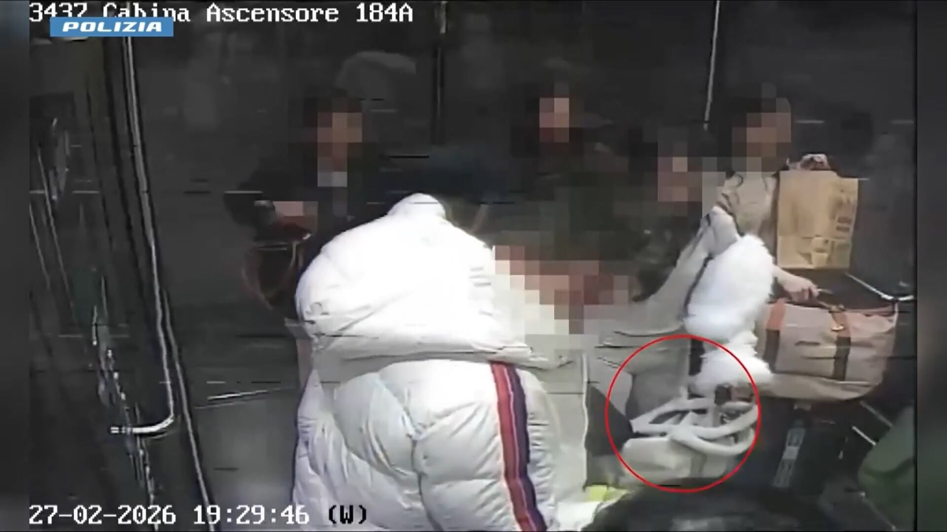 Borseggiatrici in azione a Malpensa: il momento del furto