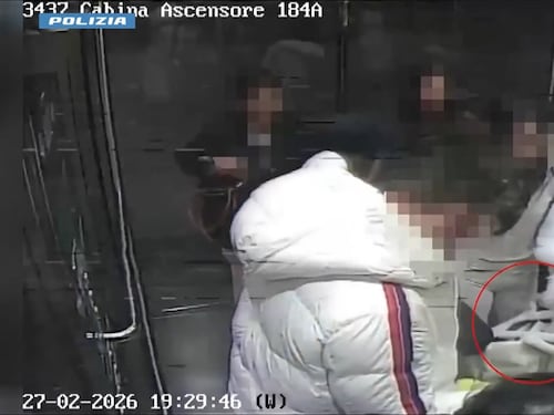 Borseggiatrici in azione a Malpensa: il momento del furto