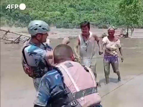 L'acqua fangosa travolge gli insediamenti nei distretti himalayani | Il video