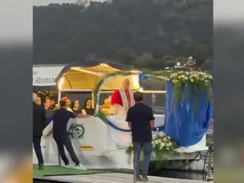 Il Papa in battello sul lago Albano - VIDEO