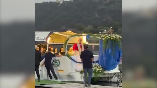 Il Papa in battello sul lago Albano - VIDEO