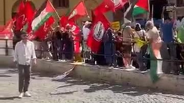 La piazza di Roma tra fischi e slogan pro Pal | Guarda il video