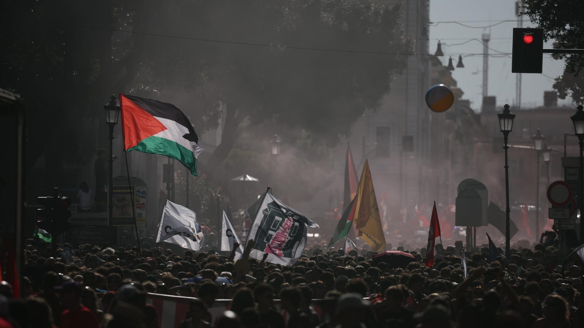 A Roma il corteo che rinsalda l'asse tra falce e martello e islam