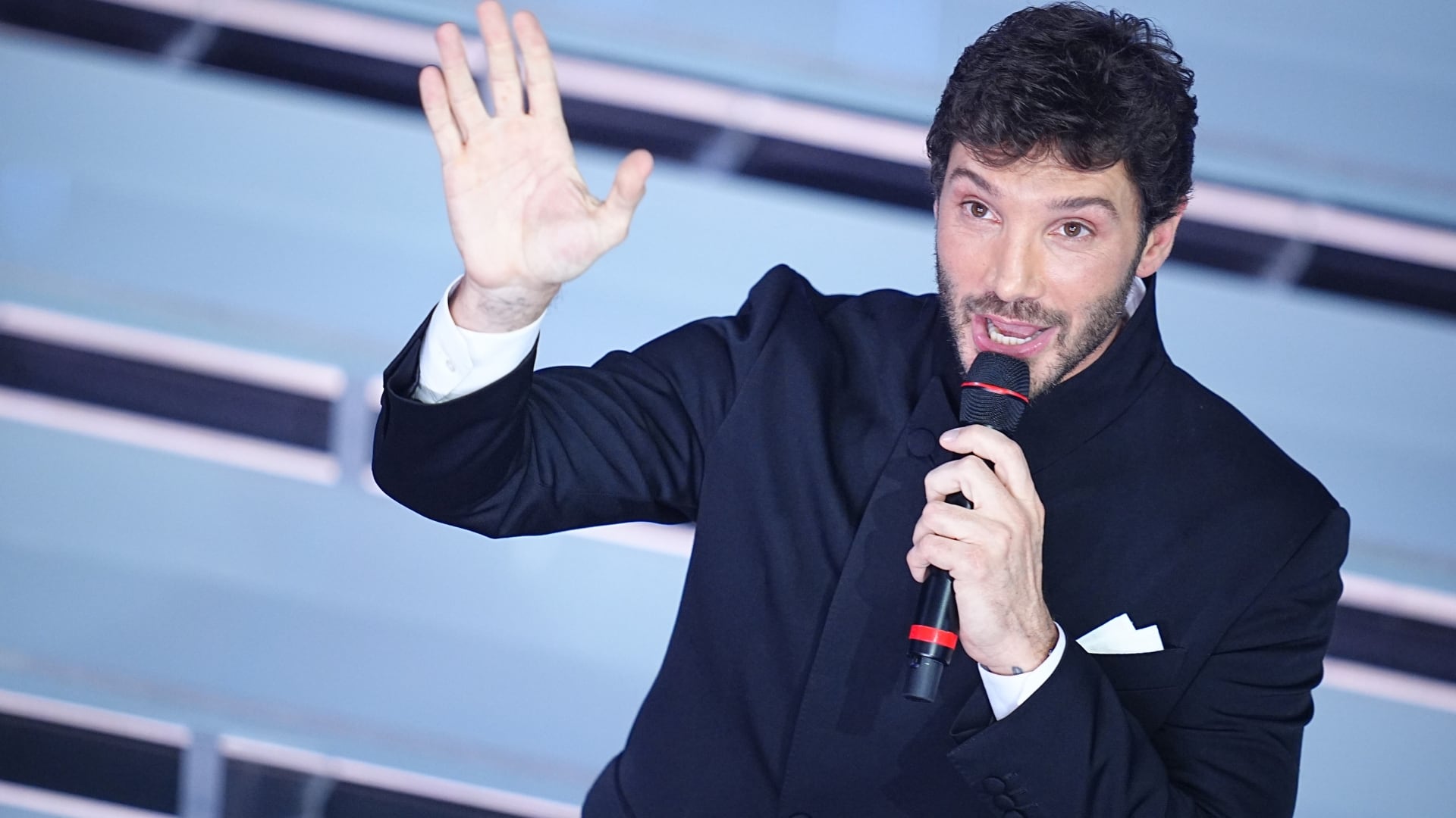 Sanremo 2027, De Martino cambia tutto: tre gare, Eurovision separato e stop alle canzoni con l’AI
