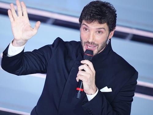 Sanremo 2027, De Martino cambia tutto: tre gare, Eurovision separato e stop alle canzoni con l’AI