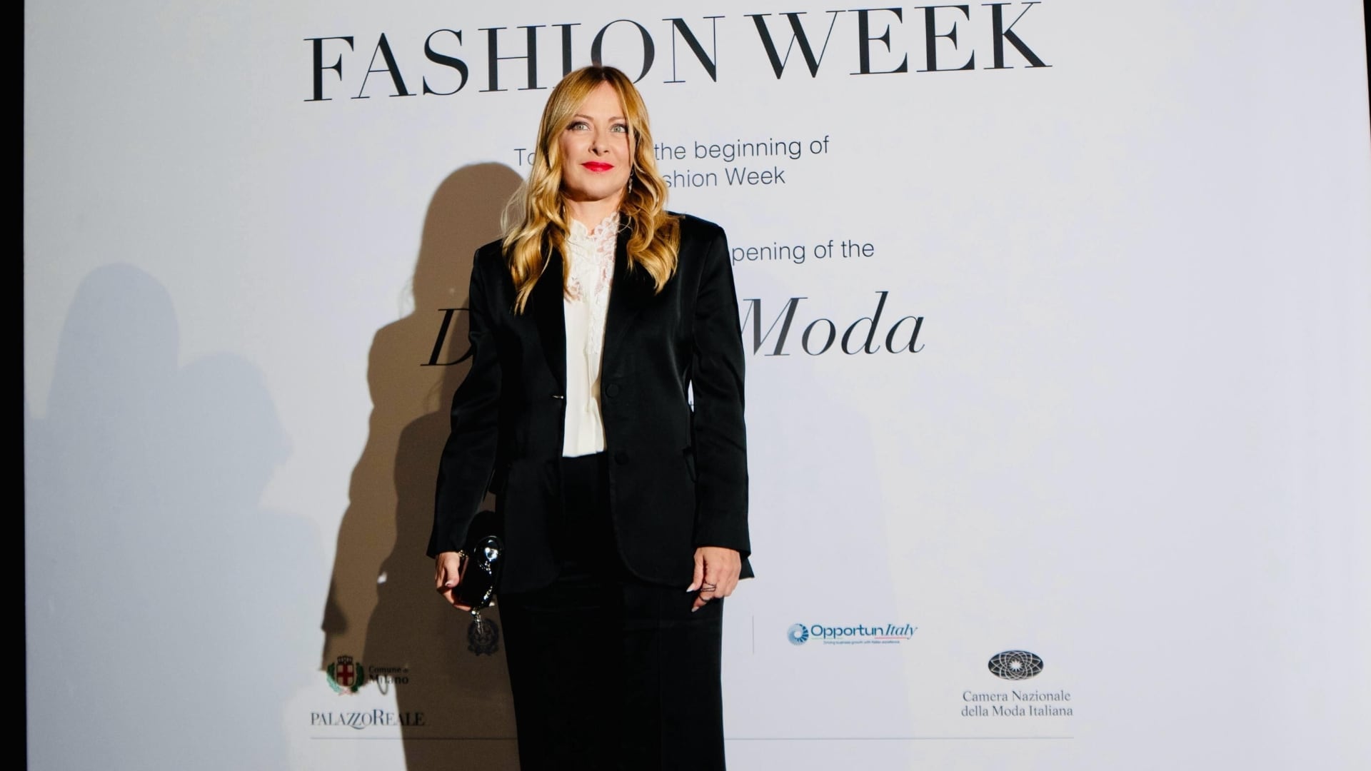 La premier: "Qui per dire grazie al settore della moda"