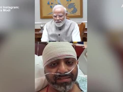 La videochiamata tra il premier indiano Modi e il pilota eroe del volo Flydubai - VIDEO