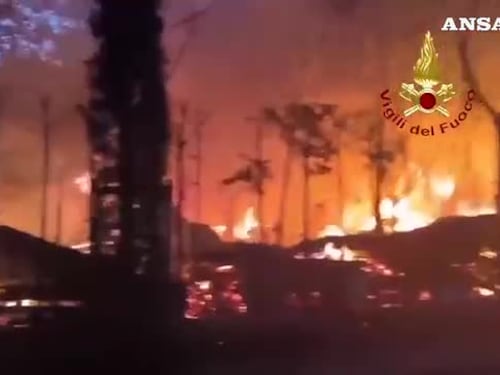 Fiamme al "Bella Italia": le immagini choc dei vigili del fuoco
