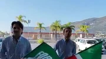 Forza Italia "ingiallita"? L'ironia dei giovani e le domande ai cinesi