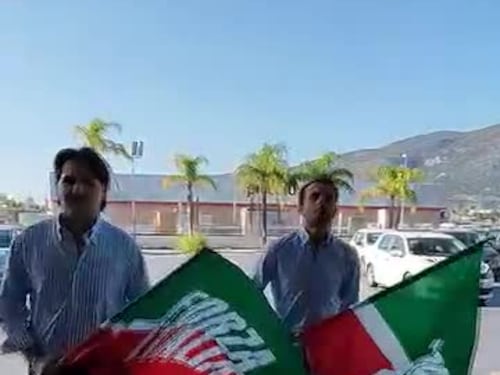 Forza Italia "ingiallita"? L'ironia dei giovani e le domande ai cinesi