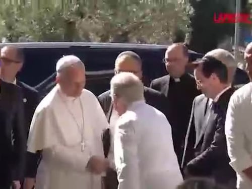 L'applauso della gente e il saluto dei medici - VIDEO