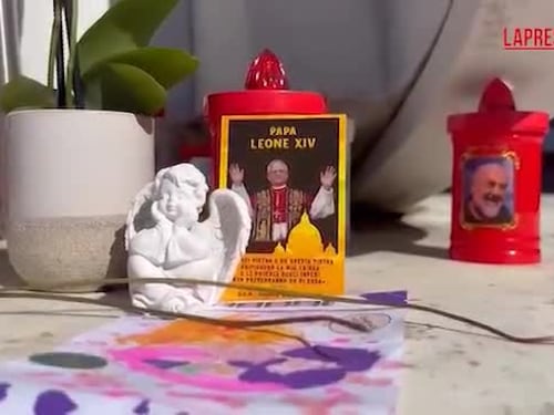 Disegni, fiori e candele per Prevost davanti al Gemelli - VIDEO