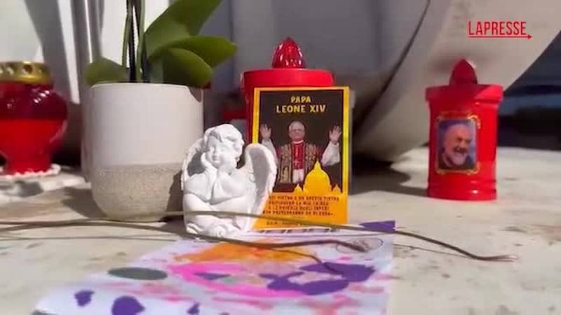 Disegni, fiori e candele per Prevost davanti al Gemelli - VIDEO