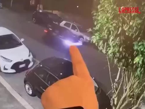La minicar in fuga dopo l'aggressione a Iacopini - VIDEO