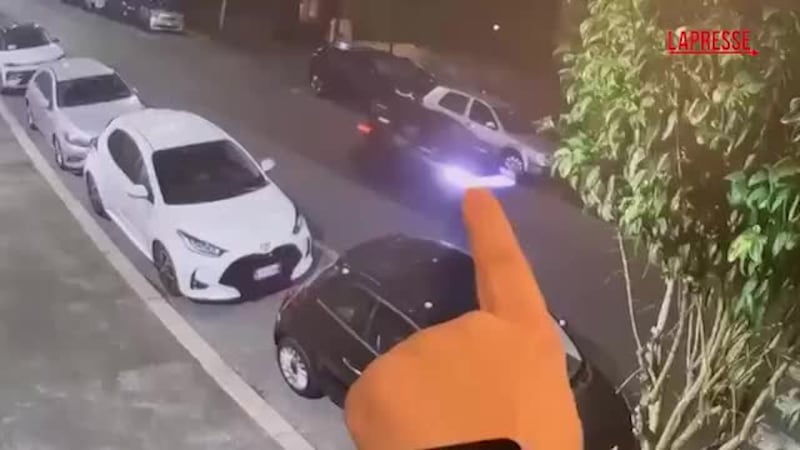 La minicar in fuga dopo l'aggressione a Iacopini - VIDEO