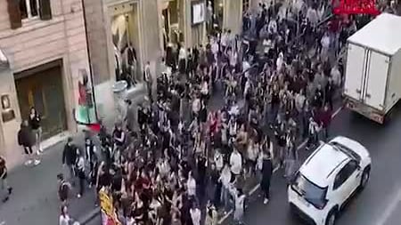 Studenti in piazza a Roma, il corteo in centro con bandiere palestinesi e striscioni