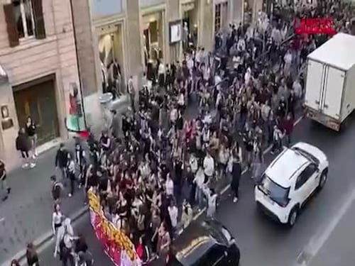 Studenti in piazza a Roma, il corteo in centro con bandiere palestinesi e striscioni