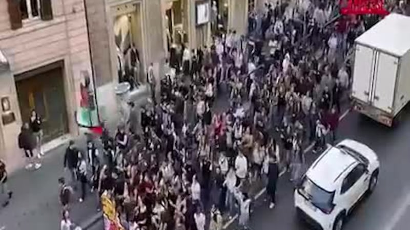 A Roma il corteo con bandiere palestinesi e striscioni