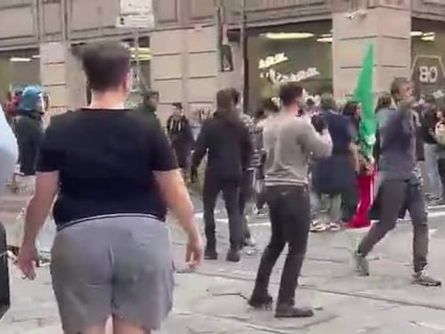 Corteo Italia in piazza a Milano, sassaiola contro la polizia