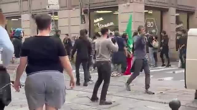 Corteo Italia in piazza a Milano, sassaiola contro la polizia