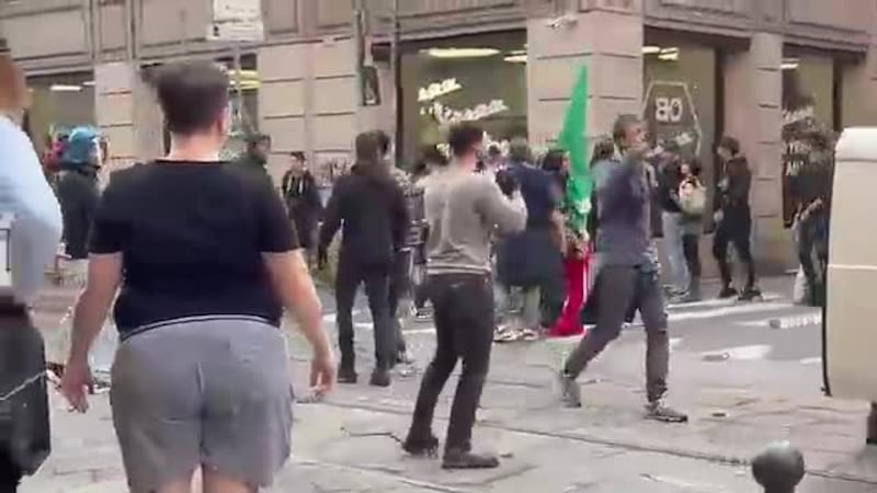 Corteo Italia in piazza a Milano, sassaiola contro la polizia