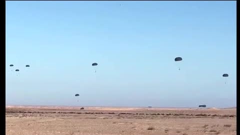 El Alamein, 98 paracadutisti si lanciano per i caduti: "Mancò la fortuna, non il valore"