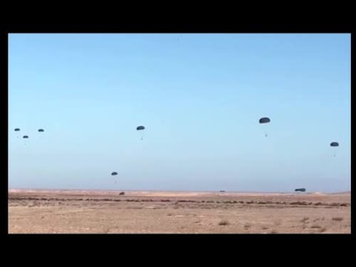 El Alamein, 98 paracadutisti si lanciano per i caduti: "Mancò la fortuna, non il valore"