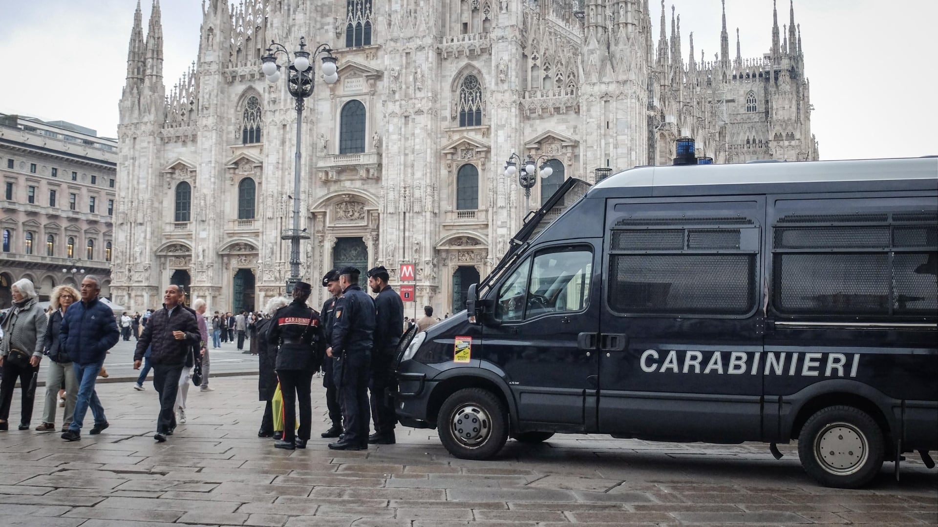 Dopo gli scontri di Milano, la protesta non si ferma. La follia della piazza contro il governo