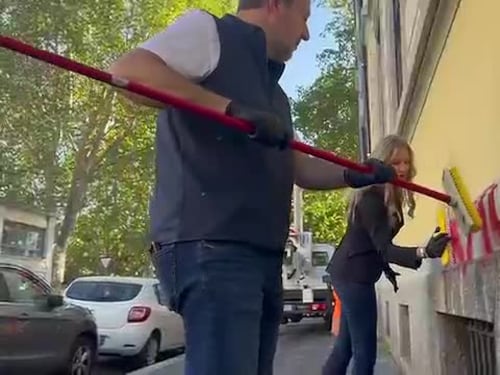 Milano, Salvini e Sardone cancellano scritte contro le forze dell’ordine