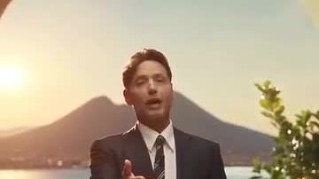 Pier Silvio Berlusconi balla e canta grazie all’IA