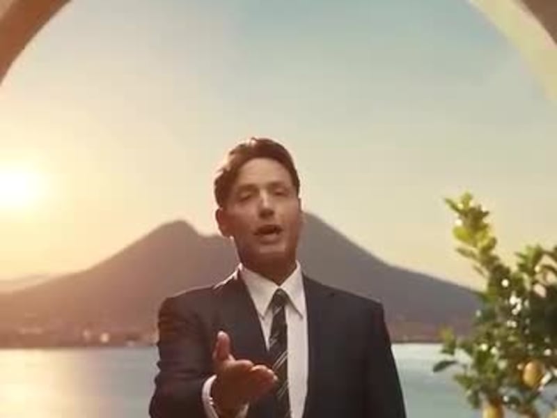 Pier Silvio Berlusconi balla e canta grazie all’IA