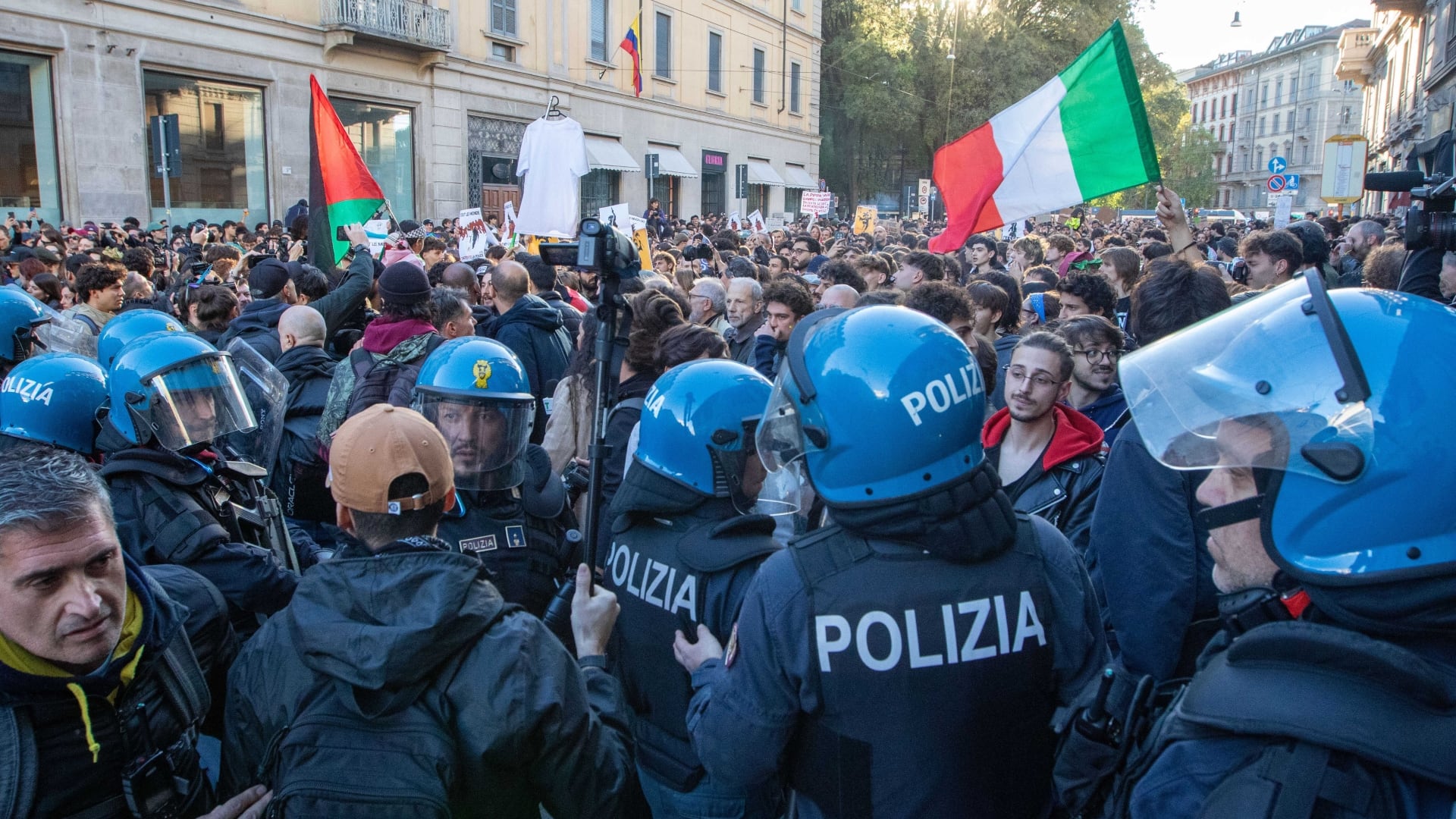 Tensioni a Milano, gli anarchici chiedono il corteo