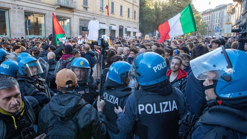 Tensioni a Milano, gli anarchici chiedono il corteo