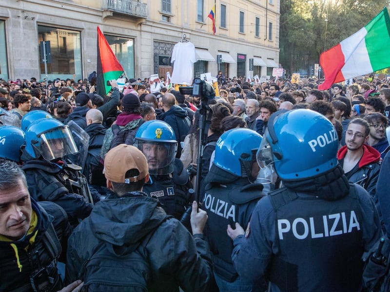 Tensioni a Milano, gli anarchici chiedono il corteo