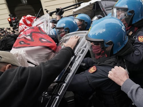 Scontri con gli agenti al corteo di Torino