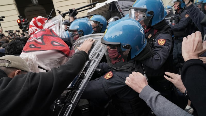 Scontri con gli agenti al corteo di Torino