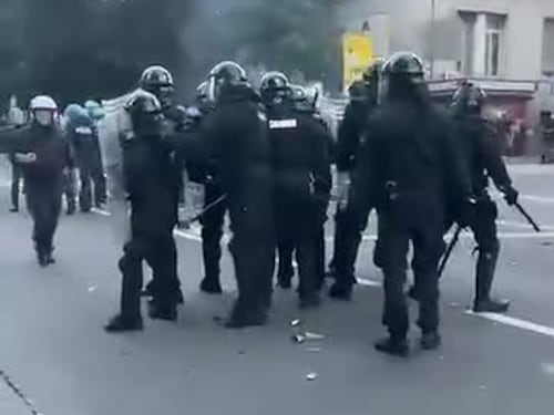 Bologna, petardi contro gli agenti e cariche della polizia