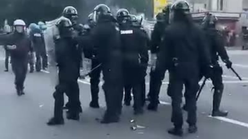 Bologna, petardi contro gli agenti e cariche della polizia