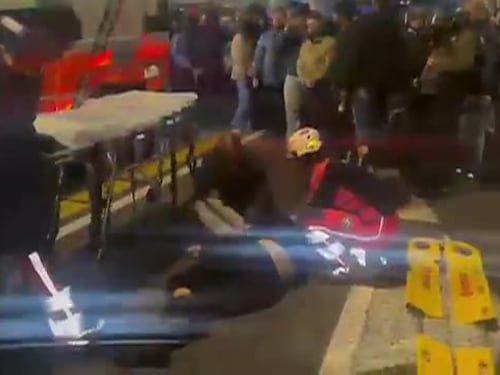 Scontri a Bologna, manifestante si sente male durante il fermo: soccorso in strada e portato in osp