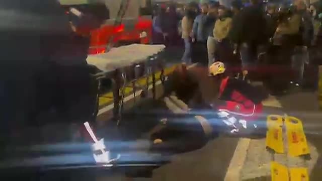 Scontri a Bologna, manifestante si sente male durante il fermo: soccorso in strada e portato in osp