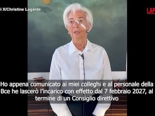 L'annuncio sui social con i cerotti sul viso - VIDEO