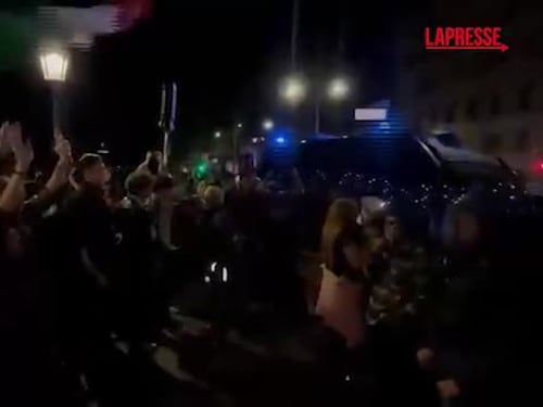 Roma, manifestanti provano a forzare il blocco della polizia su Ponte Sisto - VIDEO