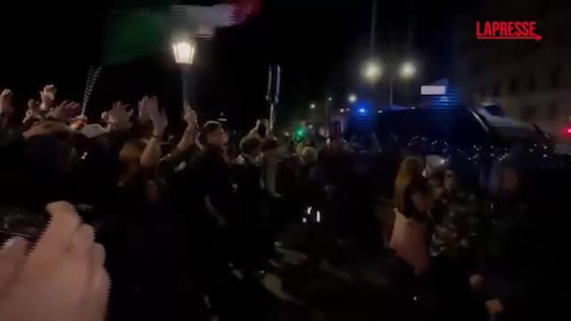 Roma, manifestanti provano a forzare il blocco della polizia su Ponte Sisto - VIDEO