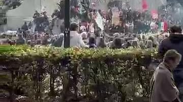 Manifestanti questa mattina a Torino “occupano” il monumento a Vittorio Emanuele II