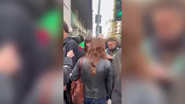 Salis sfila al corteo di Milano nascondendosi tra la folla e ignorando i giornalisti