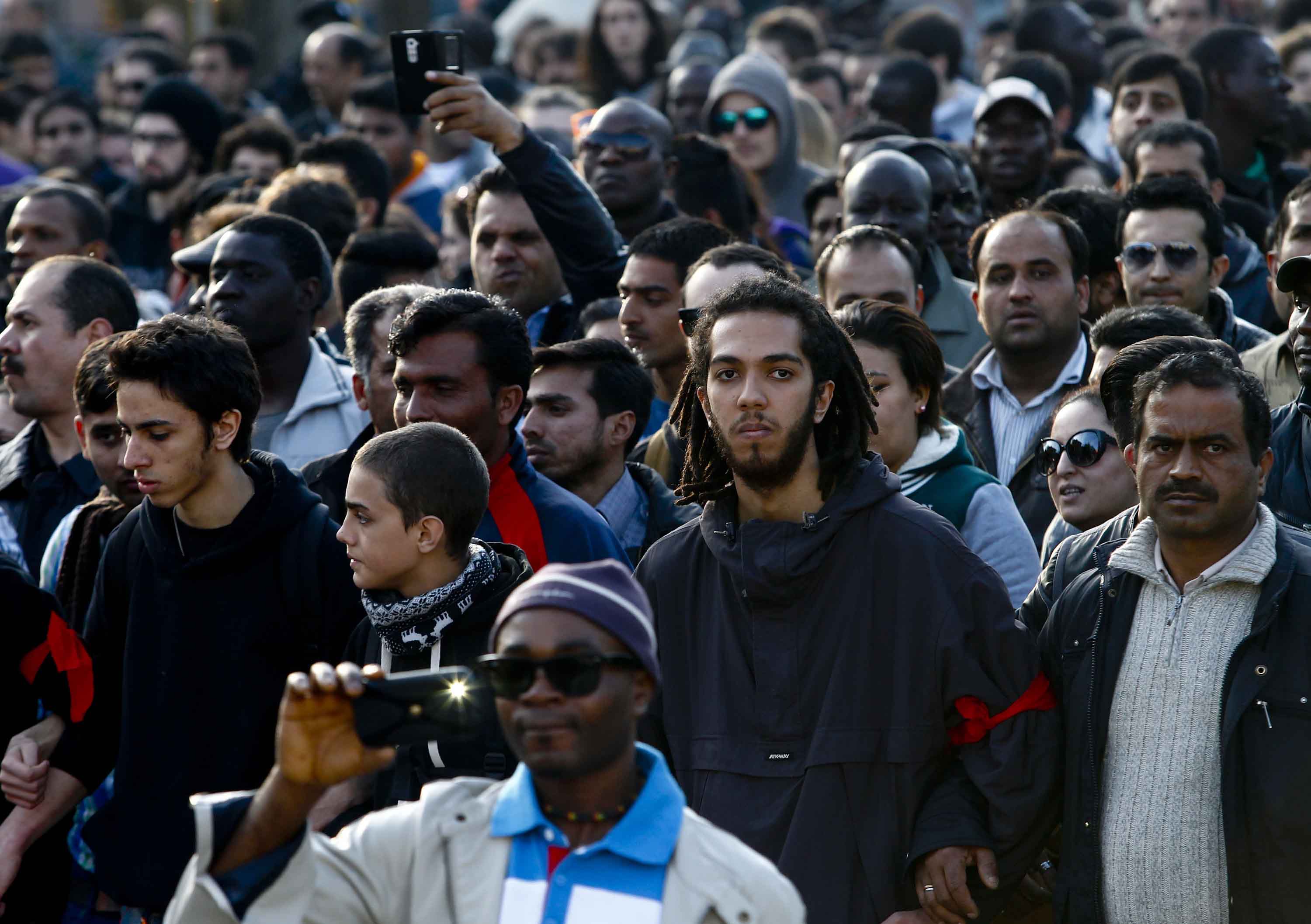 Brescia, 2mila immigrati sfilano per ottenere il permesso ...